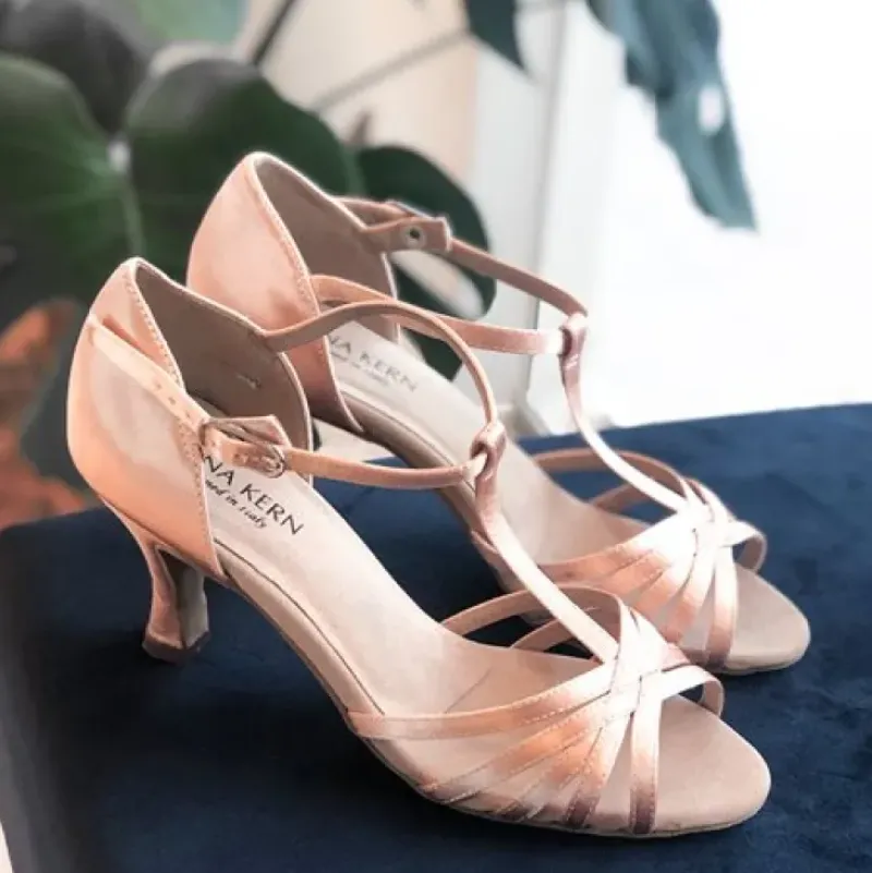 Dame Dansebutikken Brudesko|Salsasko Damer-Anna Kern flesh satin dansesko med t- rem