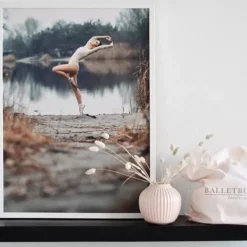 Dansebutikken Andet Til Ballet-Balletplakat med balletdanser ved smuk sø