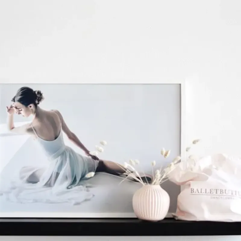 Dansebutikken Andet Til Ballet-Balletplakat med yndig hvid ballerina