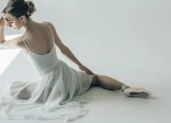Dansebutikken Andet Til Ballet-Balletplakat med yndig hvid ballerina