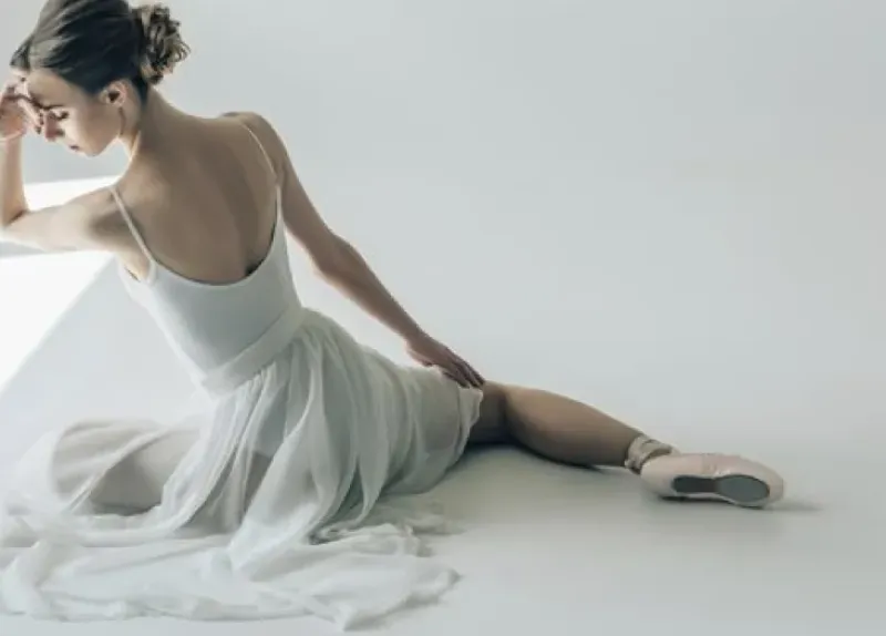 Dansebutikken Andet Til Ballet-Balletplakat med yndig hvid ballerina