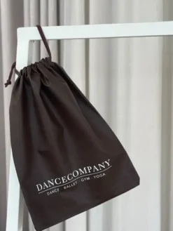 Dansebutikken Dansetasker|Dansesko Tilbehør-Dancecompany mørkebrun skopose med logo