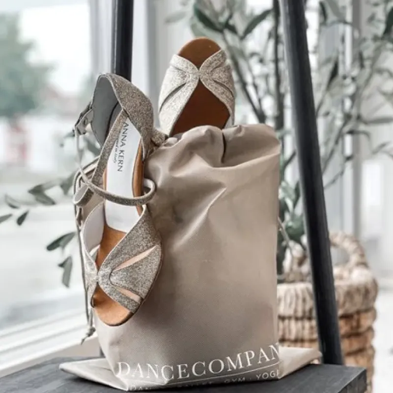 Dansebutikken Dansetasker|Dansesko Tilbehør-Dancecompany sandfarvet skopose med logo