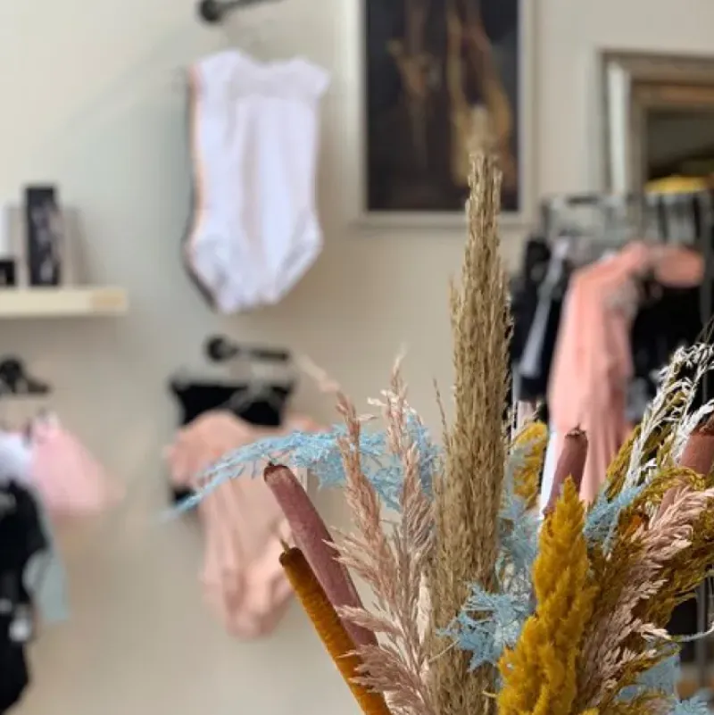 Børn Dansebutikken Balletdragter Børn-Hvid dragt m. blonde til piger fra BalletRosa