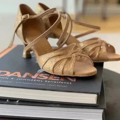 Dame Dansebutikken Brudesko|Salsasko Damer-Lys guld brokade dansesko 5 cm hæl Rummos