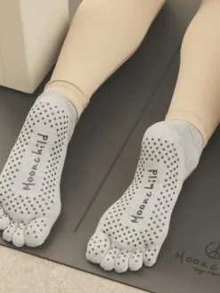 Dansebutikken Andet Til Yoga-Moonchild grå toe socks til yoga