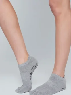 Dansebutikken Andet Til Yoga-Moonchild grå toe socks til yoga
