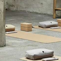 Dansebutikken Andet Til Yoga-Simple Days grå yoga meditationspude