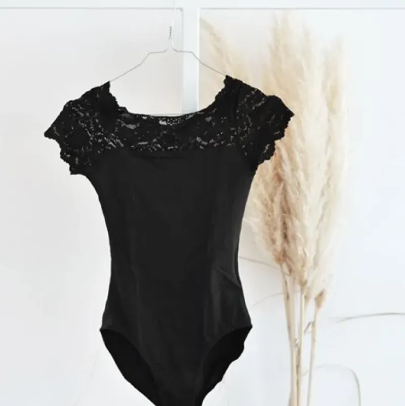 Dame Dansebutikken Balletdragter Damer|Dansebody Damer-Sort dragt med blonde foroven So Danca