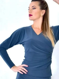 Dame Dansebutikken Danseoverdele Damer-Stålblå bluse med falsk wrap design og v-udskæring