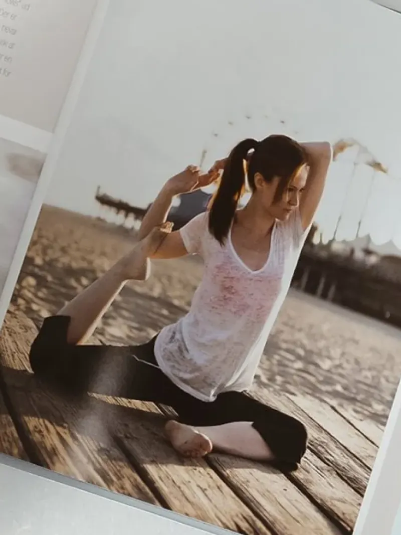 Dansebutikken Andet Til Yoga-Yogabog med hjemmeøvelser step by step
